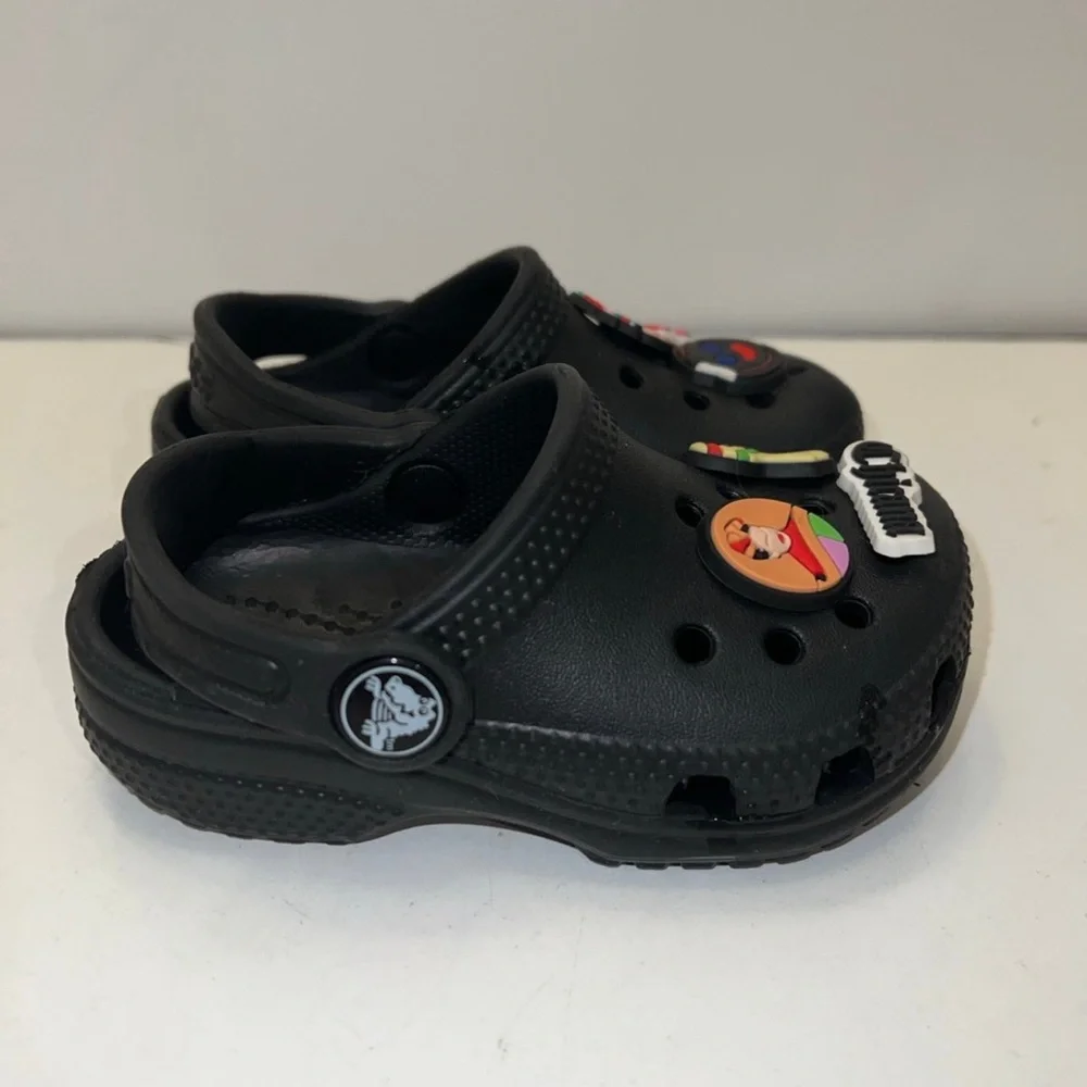 Crocs Boys/girls black classic clogs with 6 charms